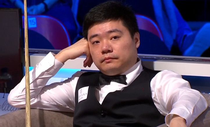 萧常坤坐在沙发上，脸上的血迹已经处理过了，但仍是鼻青脸肿，额头上还有一片淤青，精神也有些恍惚，脑袋昏昏沉沉